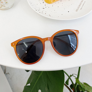 Lunettes de soleil rondes Qianai tendance, protection UV400, verres de type 3 AC, lunettes de conduite pour hommes avec rivets à points, monture verte - Product Image 1