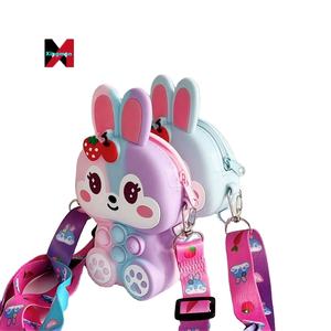 Vanguard <span class=keywords><strong>2022</strong></span> nouvelle mode fraise lapin dessin animé enfants sac en Silicone bandoulière tout match étudiant porte-monnaie - Product Image 1