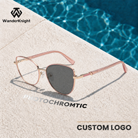 Vente en gros de lunettes optiques œil de chat avec verres anti-lumière bleue, montures optiques photochromiques tendance pour femmes, fabrication en usine