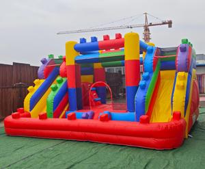 Château <span class=keywords><strong>gonflable</strong></span> avec toboggan, blocs de construction, matériau PVC, garantie 3 ans, capacité 500 kg, souffleur inclus <span class=keywords><strong>pour</strong></span> enfants et <span class=keywords><strong>adultes</strong></span> - Product Image 1