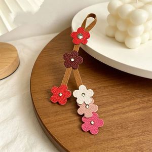 Llavero de cuero PU vibrante con flor, colgante energético de pétalos multicapa, accesorio portátil y versátil para bolso - Product Image 2