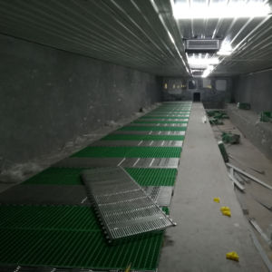 Caisses de mise bas triangulaires de 2,4 m de long utilisant un plancher à lattes - Product Image 1