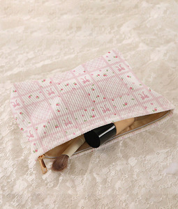 Bolsa de Cosméticos con Estampado de Lazos de Pana, Bolsa de Maquillaje Floral Rosa, Organizador de Artículos de Aseo de Gran Capacidad con Cierre para Mujeres y Niñas - Product Image 3