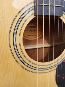 Remise à neuf de la <span class=keywords><strong>guitare</strong></span> <span class=keywords><strong>acoustique</strong></span> F370 <span class=keywords><strong>YAMAHA</strong></span> - Product Image 3
