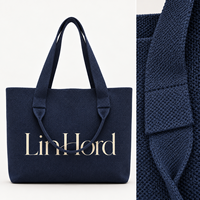 Sac à bandoulière en tricot pour le week-end, avec options de porté épaule et à la main, pour les détaillants de boutiques de mode féminine.