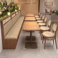 Collection de meubles en bois sur mesure pour restaurants et hôtels : banquette de rangement, ensemble table et chaises, canapé, banc