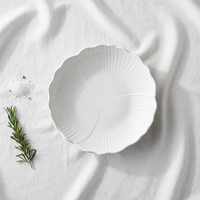 Service de vaisselle de luxe en porcelaine blanche européenne à motif floral, moderne, écologique, pour mariages, hôtels et réceptions