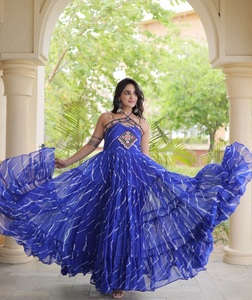 Robe de mariée indienne traditionnelle bleue, longue jusqu'au sol, avec imprimé Laheriya et motif de col en patchwork pour femmes, robes Navratri - Product Image 1