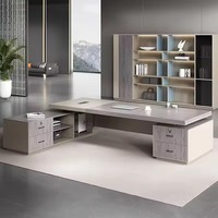 Bureau de direction en forme de L, surface en bois gris, piétement crème avec gestion des câbles intégrée