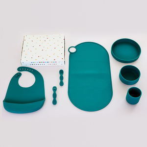 Juego de alimentación de silicona para bebés, libre de BPA, con plato dividido, babero, taza, tenedor y cuchara, con ventosa, personalizable con logotipo a color. - Product Image 4
