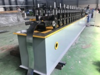 Machine de formage à froid pour profilés en T de plafonds et de toitures métalliques en plaques de plâtre