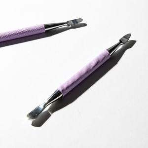 Cortacutículas y empujador de cutículas de doble acción para el cuidado profesional de las uñas - Product Image 1