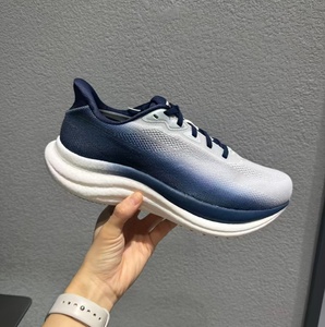รองเท้าวิ่ง Saucony รุ่น Unisex แบบมีเบาะรองรับแรงกระแทก เหมาะสำหรับการวิ่งระยะไกล น้ำหนักเบา ระบายอากาศได้ดี ผลิตจากผ้าตาข่าย เหมาะสำหรับการฝึกซ้อมและการวิ่งบนถนน - Product Image 1