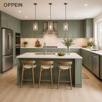 Ensemble d'armoires de cuisine modernes OPPEIN en vert sauge, style Shaker, à assembler soi-même, pour les constructeurs, les logements multi-familiaux et les fournisseurs de services de construction