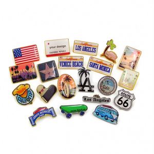 Pins de metal esmaltados suaves y duros personalizados al por mayor con diseño propio, logotipo y nombre para sombreros y solapas, ideales para ropa. - Product Image 1