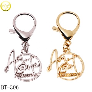 Tùy Chỉnh Hollow Thư May Mặc Phụ Kiện Thiết Kế Ba Lô Kim Loại Thương Hiệu Logo Keychain Hợp Kim Ba Lô Kim Loại Treo Nhãn Với Clasp - Product Image 5