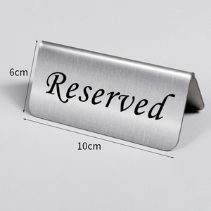 Enseigne de bureau en métal rustique avec logo personnalisé Enseigne durable en acier inoxydable brossé avec numéro de table Enseigne portable pour <span class=keywords><strong>hôtel</strong></span>, événement réservé - Product Image 6