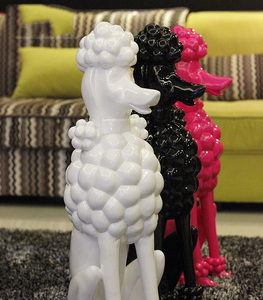 Venta caliente precio de fábrica barato caniche de fibra de vidrio <span class=keywords><strong>rojo</strong></span> y negro y <span class=keywords><strong>perro</strong></span> estatua escultura tallada a mano para decoración de Hotel - Product Image 2