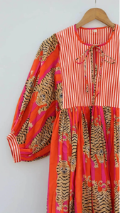 Robe longue en coton imprimée à la main à col profond et motifs floraux pour femme, légère, style bohème décontracté, idéale pour le printemps, l'été, les vacances et les loisirs. - Product Image 4