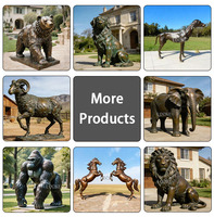 Statue en bronze grandeur nature personnalisée d'un animal sauvage, un ours brun allongé sur une branche d'arbre, adaptée aux parcs paysagers extérieurs