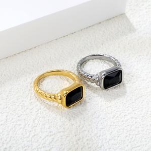 แหวนสแตนเลสสตีลขายส่ง รูปทรงครัวซองต์ บิดเกลียว สี่เหลี่ยมผืนผ้า ชุบทอง PVD ประดับเพชรดำ แบบหยดน้ำมัน สำหรับผู้หญิง - Product Image 5