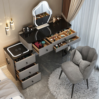 Meuble de chambre au design minimaliste, armoire miroir lumineuse, commode en bois, coiffeuse avec chaise