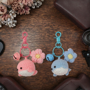 Porte-clés en crochet fait main en forme de dauphin, décoré de fleurs et de petites clochettes, idéal pour les sacs à dos, les valises et les clés de voiture - Product Image 3