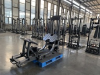 Máquina de fuerza profesional ajustable con sistema de pin para ejercicios combinados de dorsales y remo, ideal para un entrenamiento completo de espalda.