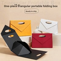 Boîte pliante triangulaire monobloc en stock, en papier spécial, impression quadricolore, couleur unie, sans logo, fermeture magnétique