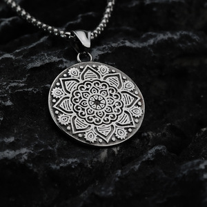 Collier pendentif en acier inoxydable pour hommes, motif floral, design géométrique, cadeau pour assortir aux vêtements - Product Image 1