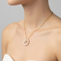 Collier en acier inoxydable plaqué or 18 carats avec pendentif lettre cercle en strass et perle de verre de 6 mm – Vente en gros