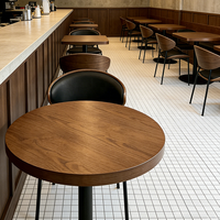 Tables et chaises de bar de style vintage personnalisables pour rehausser l'ambiance d'un restaurant. Ils sont durables et faciles à nettoyer