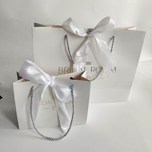 Sac en papier mat de luxe avec logo personnalisé en feuille d'or pour l'emballage de bijoux, cosmétiques et lunettes, avec nœud en ruban - Product Image 6