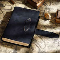 Carnet artisanal créatif non daté en cuir véritable avec fermeture à sangle, idéal pour le journaling et le recyclage de matériaux.