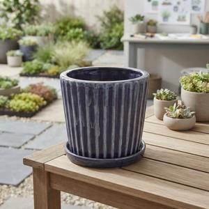 Maceta Moderna de Cerámica Esmaltada con Plato, Diseño Vertical Acanalado, Orificio de Drenaje, Ecológica, para Uso en Interiores/Exteriores - Product Image 1