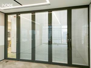 <span class=keywords><strong>Cloison</strong></span> de séparation moderne en verre trempé transparent pliable avec cadre en aluminium pour le bureau, l'école, la salle à manger, l'hôpital, la salle de sport et les salles de réunion - Product Image 2