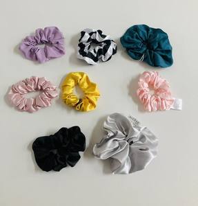 <span class=keywords><strong>2022</strong></span> venta al por mayor <span class=keywords><strong>de</strong></span> <span class=keywords><strong>moda</strong></span> poliéster elástico Cola <span class=keywords><strong>de</strong></span> Caballo accesorios para el cabello personalizado Color puro XXL satén <span class=keywords><strong>Scrunchies</strong></span> para mujeres - Product Image 3