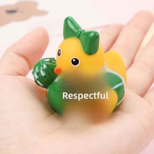Canard de cheerleading en plastique, jouet sonore à presser pour le bain des enfants, jeu aquatique créatif et vocal - Product Image 3