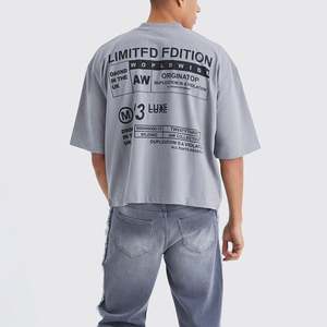 เสื้อยืดชายผ้าฝ้าย100% ทรงโอเวอร์ไซส์ลายกราฟิกบ็อกซี่ - Product Image 3