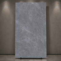 Des dalles de pierre frittée gris pierre de 900x1800 mm, revêtues d'un vernis, sont utilisées pour le mur de fond du projet.