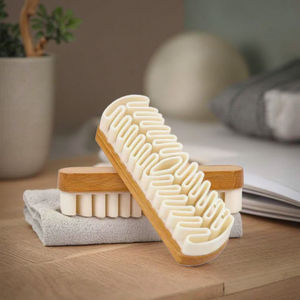 <span class=keywords><strong>Brosse</strong></span> à chaussures moderne en bois d'oranger et silicone, écologique, légère (49g), portable, pour un nettoyage précis des cuirs (daim, <span class=keywords><strong>nubuck</strong></span>, cuir de renne) et des surfaces enneigées - Product Image 1