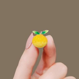 Broche de aleación estilo japonés con diseño de cereza, fresa y limón, a la moda, con hebilla antiexposición para cárdigan - Product Image 1