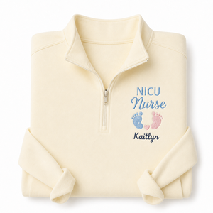 Sweat-shirt personnalisé écologique tissé pour infirmière de soins intensifs néonataux (SIN) avec broderie personnalisée RN et empreinte de bébé, à fermeture éclair quart de tour - Product Image 1