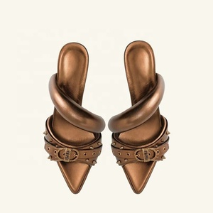 Sandales à talons bas pour femmes avec rivets métalliques et boucles de ceinture, mules de soirée à bout pointu et talon aiguille - Product Image 5