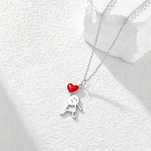Collier avec pendentif amusant en forme de petit bonhomme mignon tenant un cœur, en acier inoxydable plaqué or, cadeau pour femmes et filles - Product Image 4