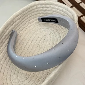Serre-tête large en satin avec strass et points, léger et rembourré, pour usage quotidien - Product Image 6