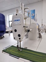 Bon prix d'occasion état Jukis 8700 Machines à coudre avec table à vendre