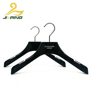 شماعة ملابس فاخرة بطول 40 سم مع شعار مخصص، شماعة واسعة الكتف من البلاستيك ABS للرجال والنساء، شماعة ملابس أحادية الطبقة غير قابلة للانزلاق - Product Image 1