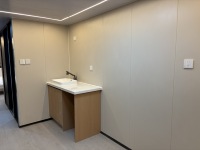 Maison capsule spatiale moderne en structure acier préfabriquée avec mur en verre, aménagement 2 chambres pour bureaux, villas et espaces de vie