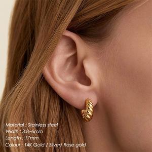 Uionen 436 Pendientes de tuerca curvos torcidos de moda para mujer Acero inoxidable Chapado en oro Disponible en oro y plata - Product Image 2